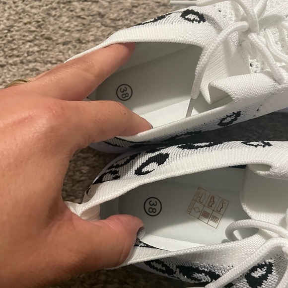 Brand new Casual sneaker/shoes - Picture 3 of 9